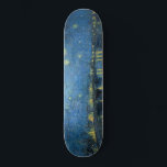 Skateboard Nuit étoilée sur le Rhône (par van Gogh)<br><div class="desc">Ce dessin présente une peinture de l'artiste post-impressionniste néerlandais Vincent van Gogh (1853-1890), largement reconnu comme l'une des figures les plus influentes de l'histoire de l'art occidental. Il s'agit d'un tableau paysager, montrant la ville française d'Arles la nuit depuis la rive du Rhône. La scène choisie par van Gogh pour...</div>