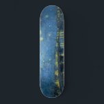 Skateboard Nuit étoilée sur le Rhône (par van Gogh)<br><div class="desc">Ce dessin présente une peinture de l'artiste post-impressionniste néerlandais Vincent van Gogh (1853-1890), largement reconnu comme l'une des figures les plus influentes de l'histoire de l'art occidental. Il s'agit d'un tableau paysager, montrant la ville française d'Arles la nuit depuis la rive du Rhône. La scène choisie par van Gogh pour...</div>
