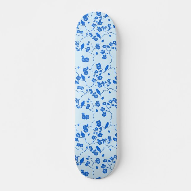 Skateboard Oiseaux en fleurs de cerisier bleu sur bleu (Devant)