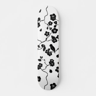 Skateboard Oiseaux Motifs noirs et blancs sur les fleurs de c