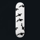 Skateboard Orca Whale Pod Motif Océan Blanc<br><div class="desc">Pod de baleines de belles baleines orques pour tous les amateurs de baleines. Orca orques décor maison motif, cadeau. Carte de skateboard personnalisée pour cool noir et blanc Orca.</div>