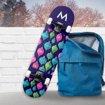 Skateboard Ornements de Noël Baubles Motifs Monogramme<br><div class="desc">Apportez une floraison colorée à vos séances de skateboard, avec ce tableau lumineux et festif. Avec un motif d'ornements de Noël en rose, bleu et vert sur un arrière - plan bleu nuit, ce tableau brillera au patin à roulettes. Le tableau peut être personnalisé avec une initiale comme un monogramme...</div>