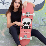 Skateboard Panda à assise mignonne Monogramme Saumon personna<br><div class="desc">Un mignon ours de panda assis par terre sur un arrière - plan saumon. Personnalisez avec votre monogramme et nom ou supprimez du texte dans les zones de texte sans nom.</div>