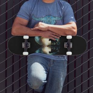Skateboard Panthère noire reflétée dans la piscine d'eau dans