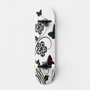 Skateboard Papillons Colorés sur des Fleurs Blanches