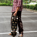 Skateboard Papillons en or noir motif script de nom<br><div class="desc">Un arrière - plan noir décoré de papillons dorés. Personnalisez et ajoutez votre nom.</div>
