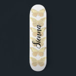 Skateboard Papillons étincelants en or jaune Personnalisé<br><div class="desc">Patinage mignon et girly avec des papillons jaunes et or aux étincelles. Customisé en ajoutant votre nom dans un joli script. Utilisez l'outil de conception pour modifier le style et la couleur de la police si vous le souhaitez.</div>