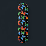 Skateboard Papillons sur le noir et le nom ou le texte<br><div class="desc">Laissez-vous tenter par ces papillons uniques sur une planche à roulettes en papier noir. Complétez avec votre nom ou votre texte.</div>