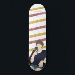 Skateboard Parties scintillant à cheveux courts Or et rose<br><div class="desc">Une jolie illustration plate d'une jeune fille aux cheveux courts en rose et or raye parties scintillant arrière - plan. Personnalisez-le avec votre nom.</div>