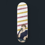 Skateboard Parties scintillant à cheveux courts Or et rose<br><div class="desc">Une jolie illustration plate d'une jeune fille aux cheveux courts en rose et or raye parties scintillant arrière - plan. Personnalisez-le avec votre nom.</div>
