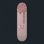 Skateboard Parties scintillant de goutte d'or Rose fillette M<br><div class="desc">Fille Rose Gold Sparkle Parties scintillant Drips Monogramme Skateboard avec parties scintillant d'or rose/rose faux de mode gouttes sur un arrière - plan chic avec votre monogramme personnalisé et nom. Idéal pour tous ceux qui aiment le luxe glam style de vie. Parfait pour votre esthétique de luxe ! Le luxe...</div>