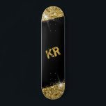 Skateboard Parties scintillant d'or noir Monogramme fille<br><div class="desc">Parties scintillant noir et or Patinage personnalisé avec deux initiales monogrammes personnalisées personnalisées personnalisation avec un faux scintillant audacieux dessin imprimé avec scintillement parfait comme décoration murale,  garde-robe ou planche à roulettes à utiliser dans le parc.</div>