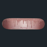 Skateboard Parties scintillant d'or rose rose Cool fille gout<br><div class="desc">Fille Cool Rose Rose Gold Parties scintillant Dérives à étincelles Skateboard avec des gouttes de fausse parties scintillant et votre nom personnalisé. Facile à customiser et parfait pour votre parties scintillant esthétique.</div>