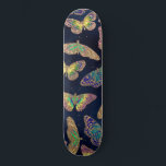 Skateboard Parties scintillant Motif d'aquarelle marine<br><div class="desc">Cette motif moderne et artistique conviendra parfaitement à une femme design et branchée. Il est doté d'un motif papillon bleu, vert néon, jaune, vert turquoise et violet peint à la main avec des contours de parties scintillant doré brillant imbriqués sur un arrière - plan bleu marine foncé. C'est élégant, joli,...</div>