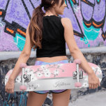 Skateboard Parties scintillant rose cerisier en fleurs Monogr<br><div class="desc">Branche de fleurs de cerisier blanc sur une parties scintillant rose brillent arrière - plan. Customisez ce Skateboard avec le nom de votre fille !</div>