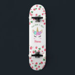 Skateboard Patinage de fraise Unicorne avec nom<br><div class="desc">Faites de ce skateboard de fraise Unicorn votre propre en ajoutant votre texte. Pour accéder aux outils de montage avancés,  allez à "Personnaliser ce modèle" et cliquez sur "Détails",  faites défiler et appuyez sur le lien "cliquer pour customiser plus loin".</div>