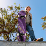 Skateboard Patinage de Parties scintillant en or violet avec<br><div class="desc">Skateboards with Agate Violet Gold Parties scintillant Geode Nom personnalisé Marbre étincelant Personnalisé Anniversaire - Anniversaire Skateboard Cadeau - Ajouter votre nom - Texte ou supprimer - Faire votre cadeau spécial - Redimensionner et déplacer ou ajouter du texte / des éléments avec outil de personnalisation. Choisissez les polices / taille...</div>