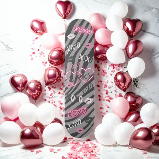 Skateboard Patinage de Valentine Girl Grey et Pink XOXO (gray zebra print skateboard, punk princess, y2k style skateboard, hot topic, neon pink and black)
