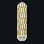 Skateboard Patinage Monogramme Motif vintage Rétro<br><div class="desc">Ce motif présente de simples illustrations de longboards à l'allure vintage en vert olive, bleu turquoise, vert sauge, or moutarde et orange dressés contre un arrière - plan crème. Ces skateboards plus longs ont un style rétro dans les tons chauds. Il est prêt à être personnalisé avec des initiales monogrammes...</div>
