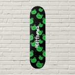 Skateboard Patinage motif de grenouille<br><div class="desc">Skateboard avec un motif grenouille design parfait pour un cadeau d'anniversaire d'enfant. Pour ajouter le nom de l'enfant, cliquez sur "Personnaliser ce modèle". Ce modèle est vraiment facile à utiliser. Obtenez votre objet personnalisé maintenant ! Consultez mon magasin pour trouver d'autres articles avec le thème de la grenouille! Note :...</div>