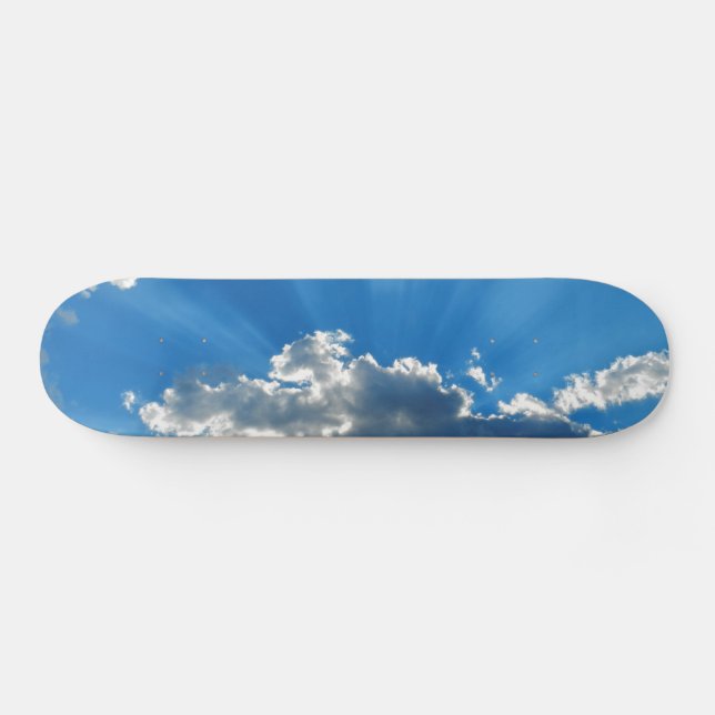 Skateboard Patinage par le soleil à travers les nuages (Horz)
