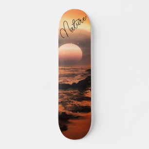 Skateboard patineta con la puesta del mar