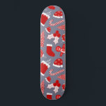 Skateboard Patters de Christmas<br><div class="desc">Ce motif de Noël mignon et simple est parfait pour l'ambiance festive et amusante. Il présente des illustrations dessinées à la main d'une cheminée enneigée, le stockage, l'ornement, les baies saintes, les feuilles de lierre, le sapin de Noël, le sucre de canne, le casquette de pain d'épice et le Père...</div>