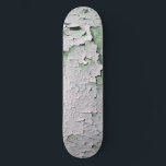 SKATEBOARD PEINTURE DE PEELING ANCIENNE<br><div class="desc">Un design original et moderne amusant de peintures peintes sur un vieux mur de cottage anglais.</div>