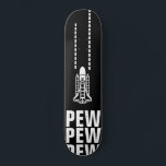 Skateboard Pendant ce temps dans l'espace<br><div class="desc">Pendant ce temps dans l'espace, les astronautes combattent les envahisseurs d'autres mondes. "PEW PEW PEW" - Plate-forme de tableau de bord de bataille de l'espace</div>