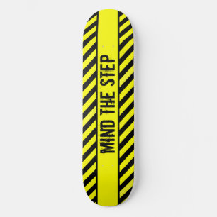 SKATEBOARD PENSEZ À L'ÉTAPE