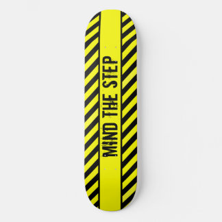 SKATEBOARD PENSEZ À L'ÉTAPE