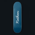 Skateboard Personnalisable en bleu<br><div class="desc">Skateboard Personnalisable Bleu. Un skateboard élégant,  noir et tendance. Personnalisez avec un nom personnel. Faites un cadeau amusant pour vous-même ou un cadeau d'anniversaire pour quelqu'un que vous aimez.</div>
