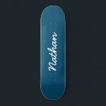 Skateboard Personnalisable en bleu<br><div class="desc">Skateboard Personnalisable Bleu. Un skateboard élégant,  noir et tendance. Personnalisez avec un nom personnel. Faites un cadeau amusant pour vous-même ou un cadeau d'anniversaire pour quelqu'un que vous aimez.</div>