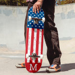 Skateboard Personnalisé American Flag Patriotique Personnalis<br><div class="desc">Montrez votre fierté américaine ou offrez un cadeau spécial avec ce skateboard USA American Flag dans un design de grunge usé et désespéré. Cette conception de skateboard drapeau des Etats-Unis d'Amérique avec des étoiles et rayures en rouge blanc et bleu est parfait pour les fêtes du quatrième juillet, fête commémorative,...</div>