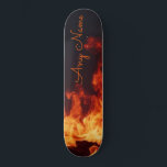 Skateboard personnalisé avec conception Flames<br><div class="desc">Offrez un cadeau spécial au pensionnaire dans votre vie avec ce skateboard personnalisé avec un design de flammes ultra cool. Le design vous permet d'entrer n'importe quel nom.</div>