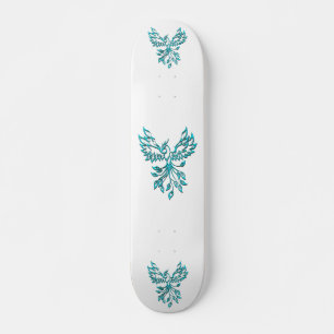 Skateboard Phoenix Bleu se Lève sur Fond Blanc