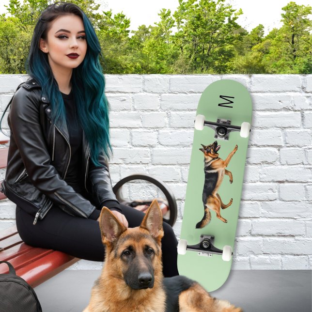 Skateboard Photo de chien berger allemand Monogramme vert (A monogrammed skateboard in light sage green with a picture of a German Shepherd dog)