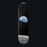 Skateboard Photo sur orbite lunaire Apollo 8 de la NASA<br><div class="desc">Earthrise est le nom donné à une photographie de la Terre qui a été prise la veille de Noël 1968 pendant la mission Apollo 8,  le premier voyage habité pour orbiter la Lune.</div>
