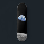 Skateboard Photo sur orbite lunaire Apollo 8 de la NASA<br><div class="desc">Earthrise est le nom donné à une photographie de la Terre qui a été prise la veille de Noël 1968 pendant la mission Apollo 8,  le premier voyage habité pour orbiter la Lune.</div>