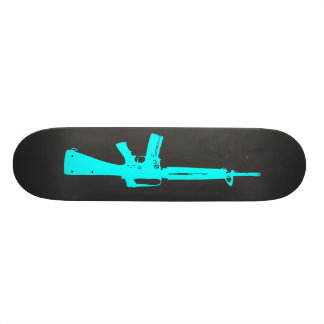 Skateboard Planche à roulettes bleue de fusil d'assaut