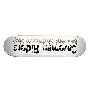 Skateboard planche à roulettes de cavaliers d'homme des