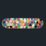Skateboard Planche à roulettes modelée géométrique colorée<br><div class="desc">Cette planche à roulettes modelée géométrique colorée est aussi audacieuse que vous êtes. La conception est réminiscente de scruter par un kaléidoscope. Cette conception en contient chaque couleur de l'arc-en-ciel,  et puis !</div>