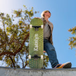 Skateboard Points d'or vert Aquarelle abstraite ajouter votre<br><div class="desc">Répandez un peu de flair dans vos rues de la ville avec ce skateboard personnalisé et personnalisé. Moderne, tendance, blanche en détresse, typographie pointue et graphique, des points en feuille d'or superposent un arrière - plan texturé d'aquarelle verte. Fait une déclaration cool et élégante chaque fois que vous surf le...</div>