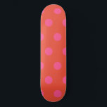 Skateboard Pois rose et rouge orange monogrammé<br><div class="desc">Pois en rose et orange Ces étagères rétro colorées et amusantes vous feront sûrement sourire. Ajoutez votre propre texte pour personnaliser entièrement cet élément. Une idée de remplissage amusante ou une idée cadeau</div>