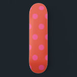Skateboard Pois rose et rouge orange monogrammé<br><div class="desc">Pois en rose et orange Ces étagères rétro colorées et amusantes vous feront sûrement sourire. Ajoutez votre propre texte pour personnaliser entièrement cet élément. Une idée de remplissage amusante ou une idée cadeau</div>