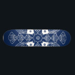 Skateboard Poisson sous-marin avec Arrière - plan bleu<br><div class="desc">Rendez-vous des esprits des poissons, ce design présente une scène sous-marine avec des coquillages sur un arrière - plan bleu. Un grand cadeau pour un ichthyologiste ou quiconque aime la vue de poissons qui ont une baignade!</div>