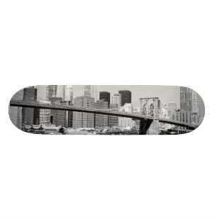 Skateboard Pont de Brooklyn et horizon de Manhattan