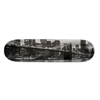 Skateboard Pont de Brooklyn et horizon de Manhattan, NYC