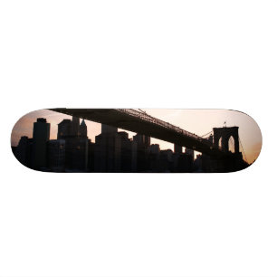 Skateboard Pont de Brooklyn et horizon de Manhattan, NYC