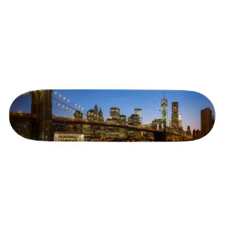 Skateboard Pont de Manhattan et de Brooklyn au crépuscule
